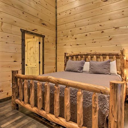 Luxe Cabin With Home Theater Less Than 2 Miles To Gatlinburg Exterior photo