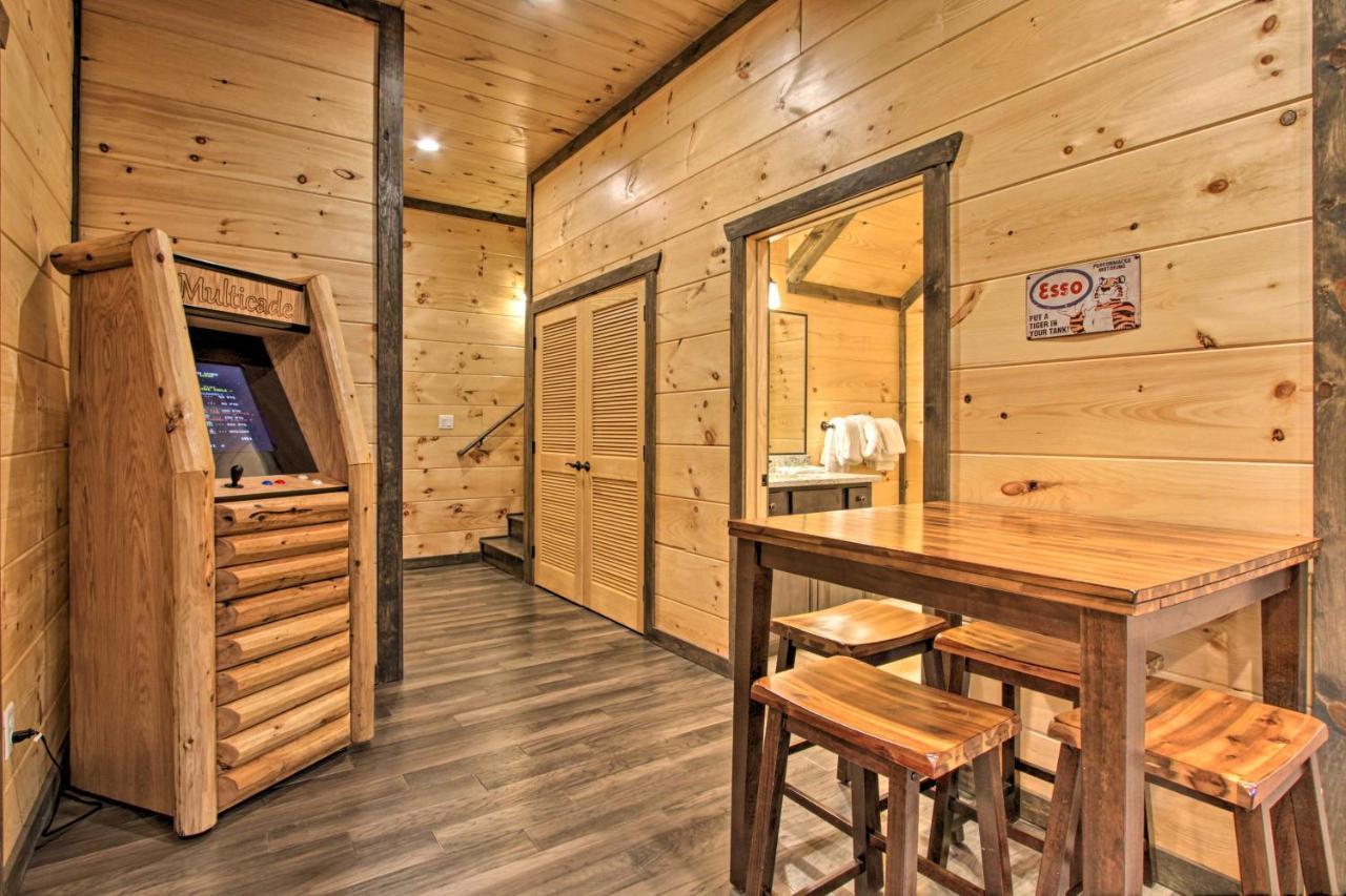Luxe Cabin With Home Theater Less Than 2 Miles To Gatlinburg Exterior photo