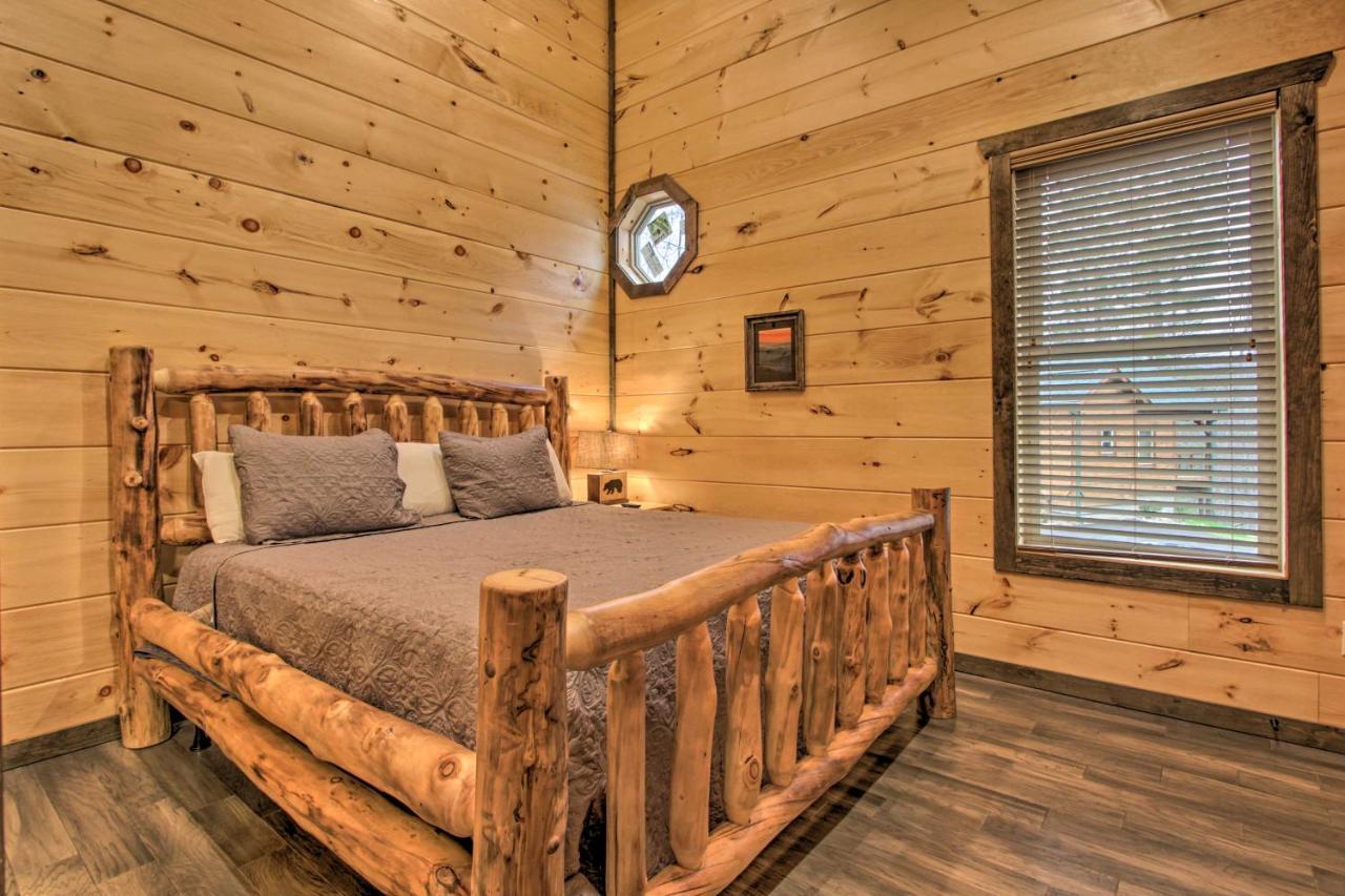 Luxe Cabin With Home Theater Less Than 2 Miles To Gatlinburg Exterior photo