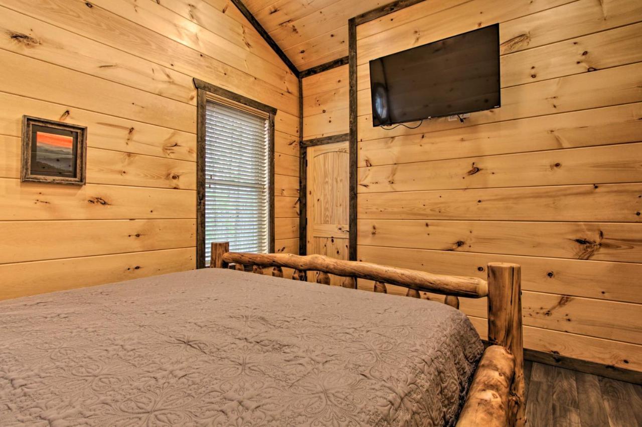 Luxe Cabin With Home Theater Less Than 2 Miles To Gatlinburg Exterior photo