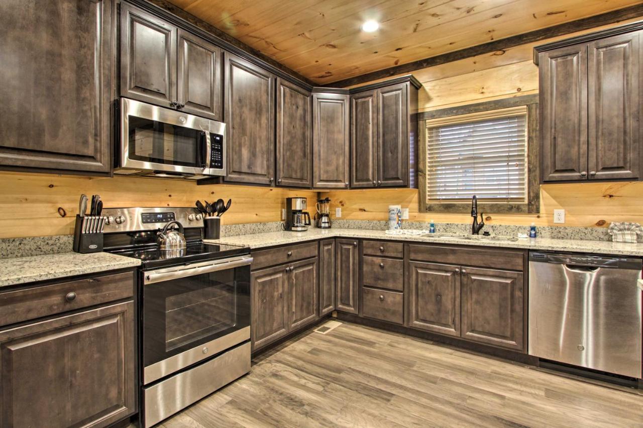 Luxe Cabin With Home Theater Less Than 2 Miles To Gatlinburg Exterior photo