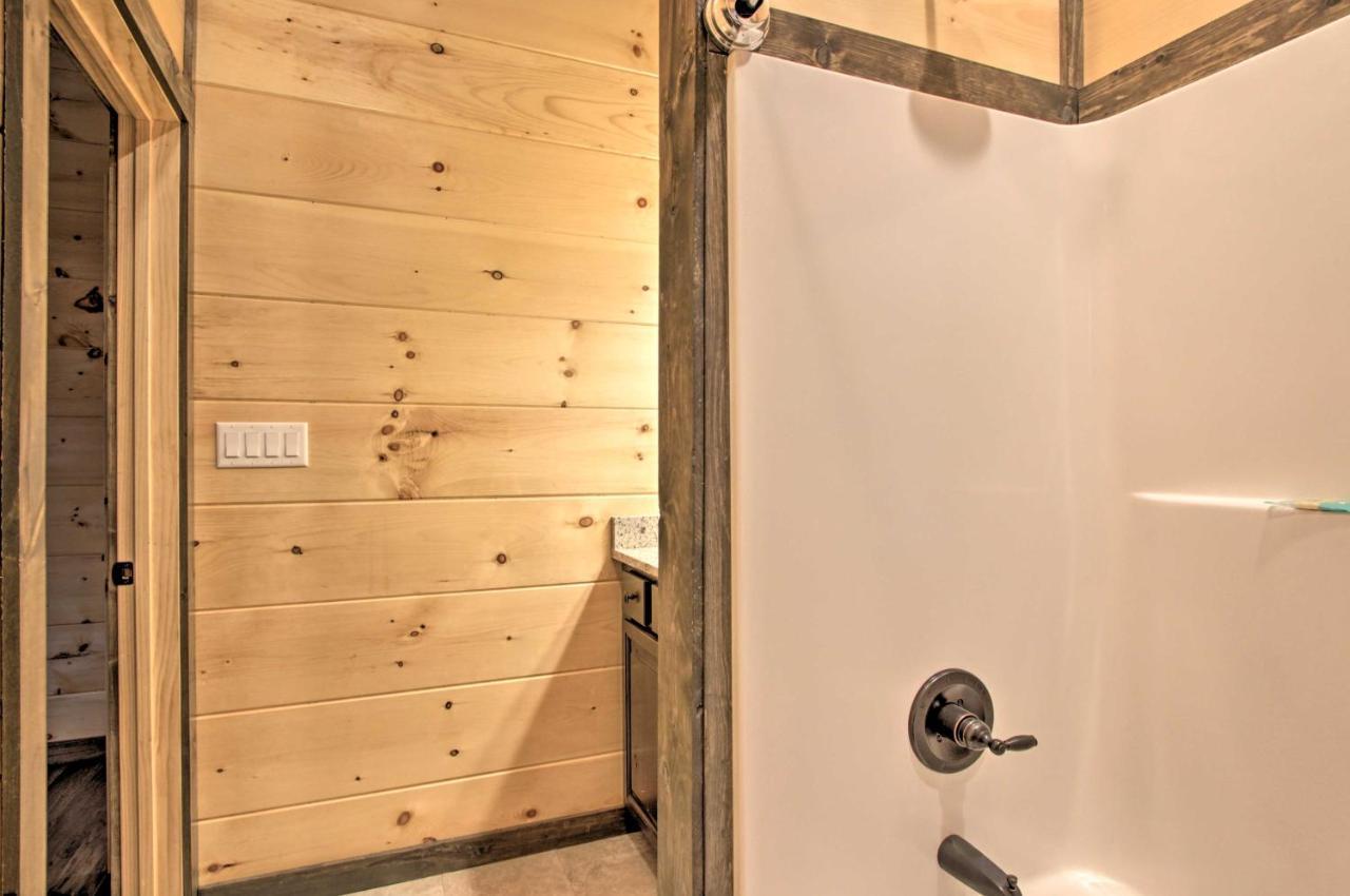 Luxe Cabin With Home Theater Less Than 2 Miles To Gatlinburg Exterior photo