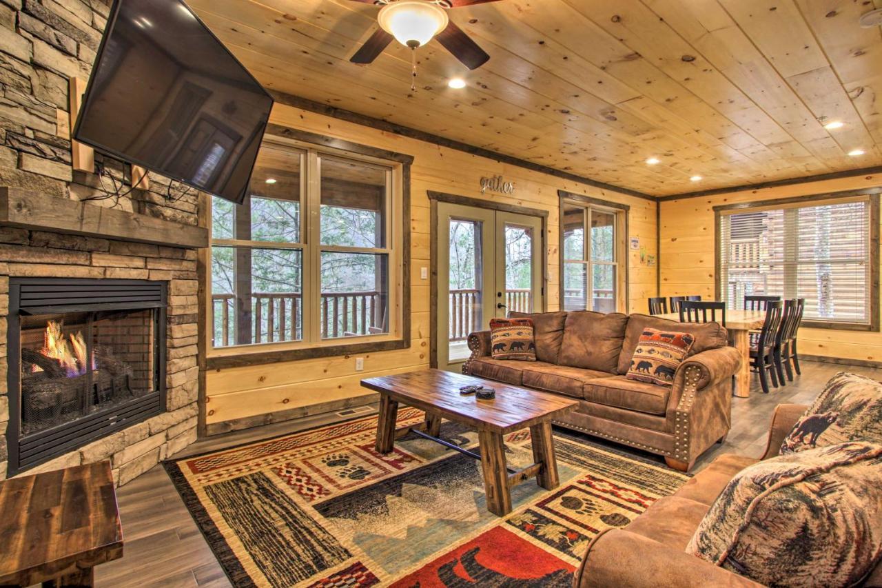 Luxe Cabin With Home Theater Less Than 2 Miles To Gatlinburg Exterior photo
