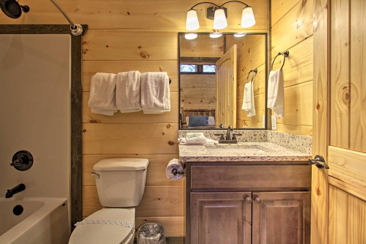 Luxe Cabin With Home Theater Less Than 2 Miles To Gatlinburg Exterior photo