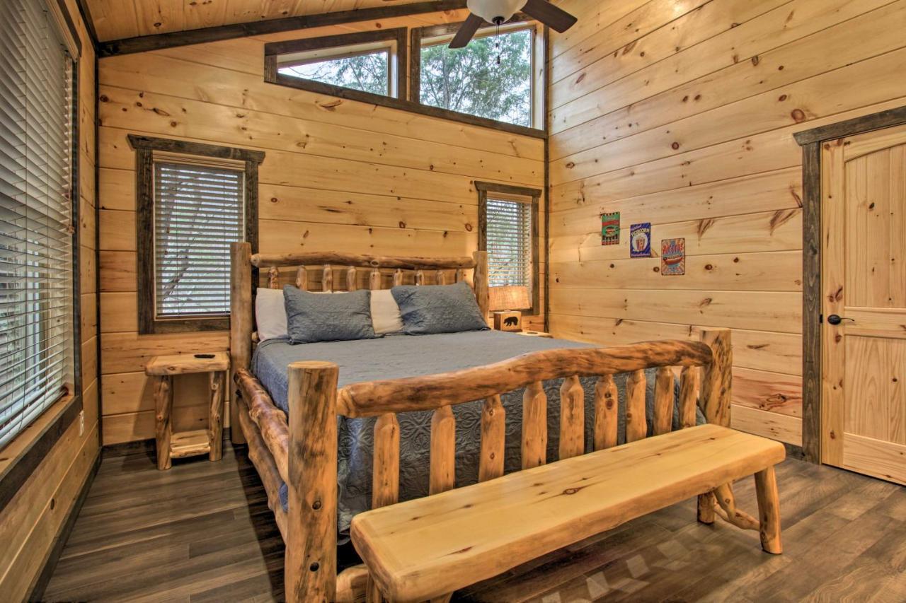 Luxe Cabin With Home Theater Less Than 2 Miles To Gatlinburg Exterior photo